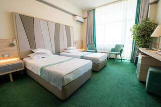 Отель Hotel Malibu Мамая Двухместный номер с 2 отдельными кроватями и видом на город-2